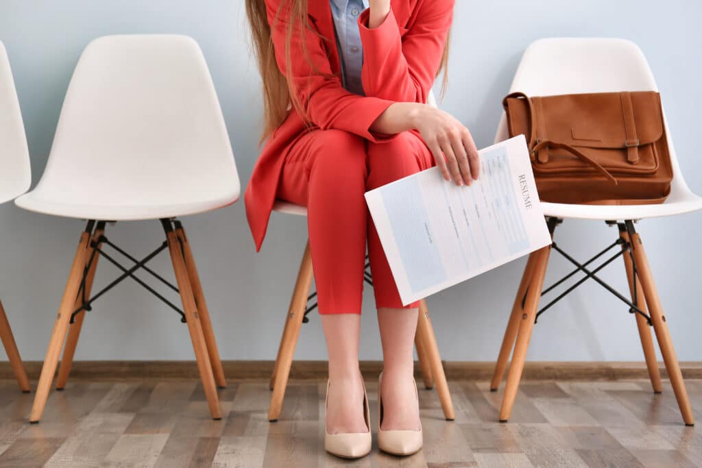 Jeune femme avec son CV avant entretien