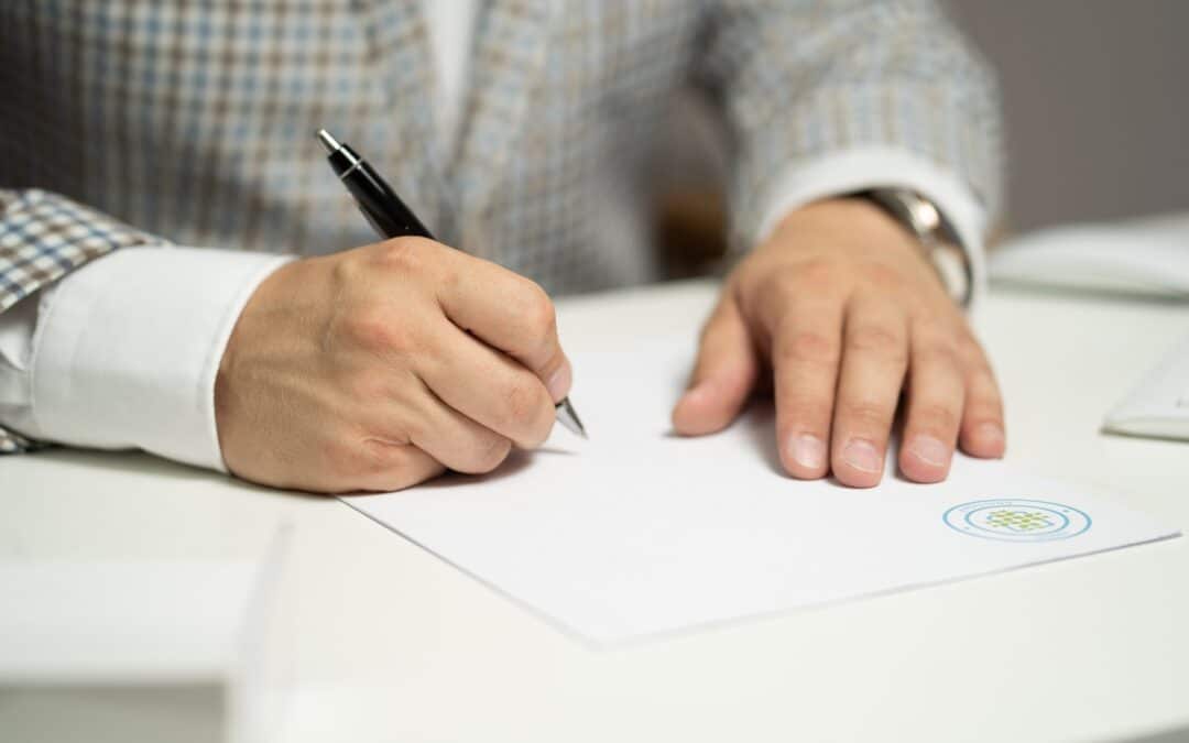 main dun homme ecrivant une lettre de recommandation