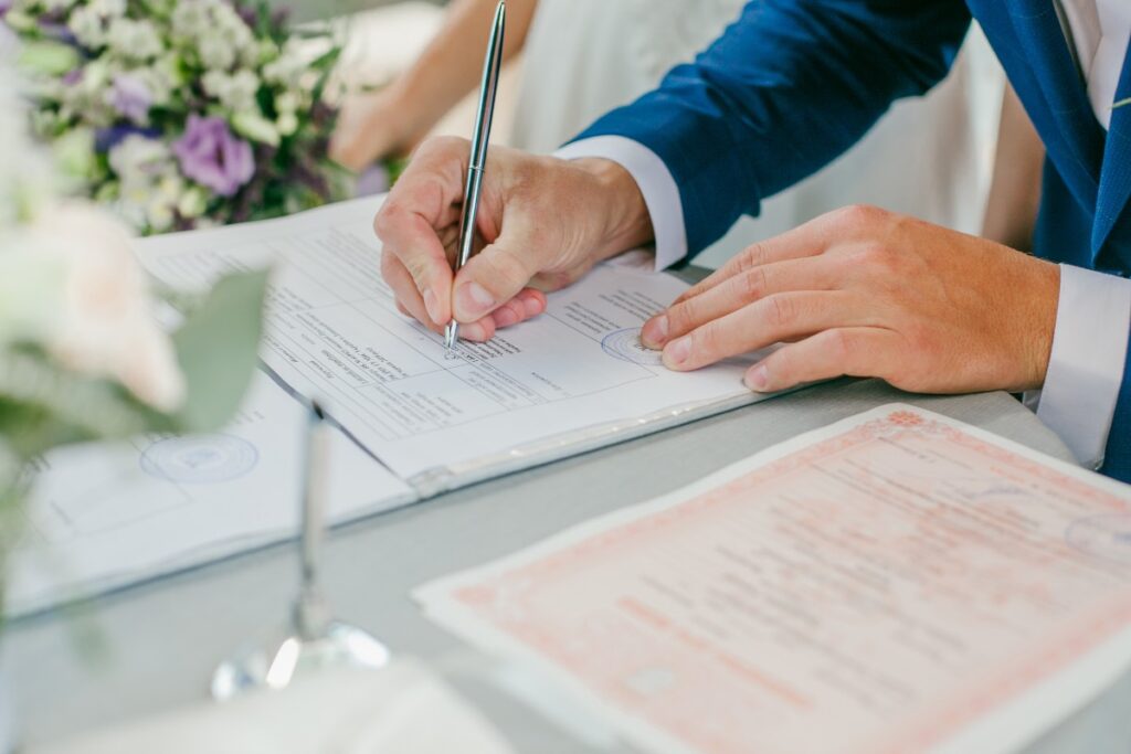 Le marie signe les papiers denregistrement du mariage